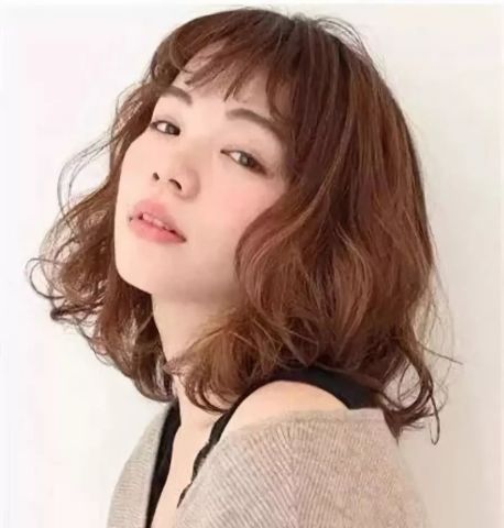 最新女发型盛行趋势，长发型之美展现奇异魅力