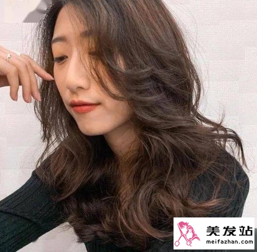 探索未来时尚，2025年最新烫发趋势